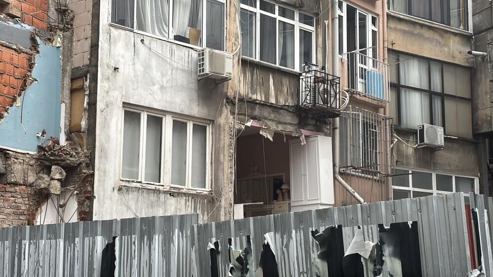 Deprem Paniği Yaşatan Olay Binanın Duvarı Çöktü (2)