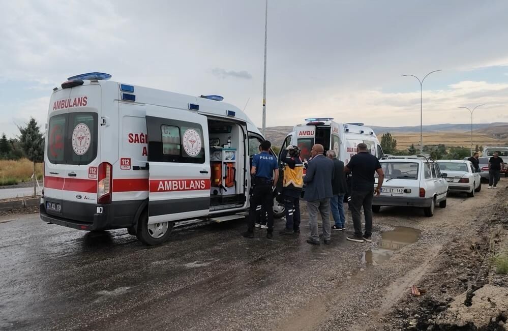 İki Otomobilin Çarpıştığı Kazada 3 Kişi Yaralandı (2)