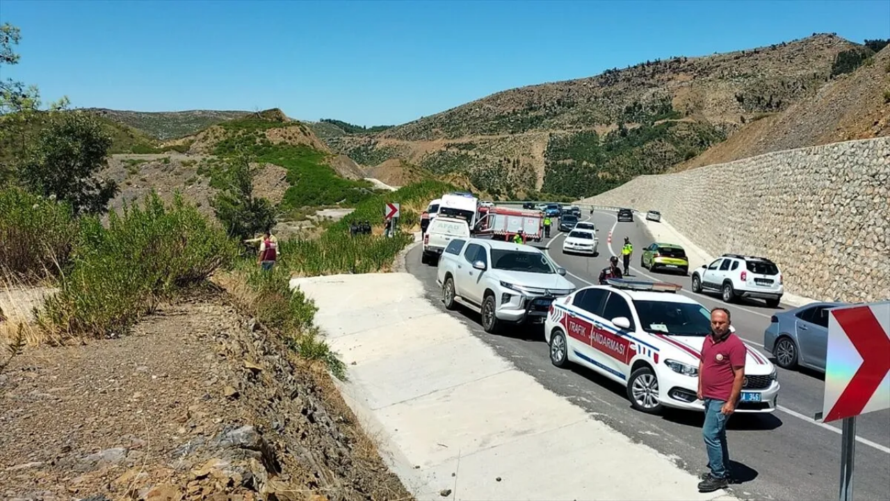 Feci Kazada 5 Can Kaybı Otomobil Uçuruma Yuvarlandı (2)