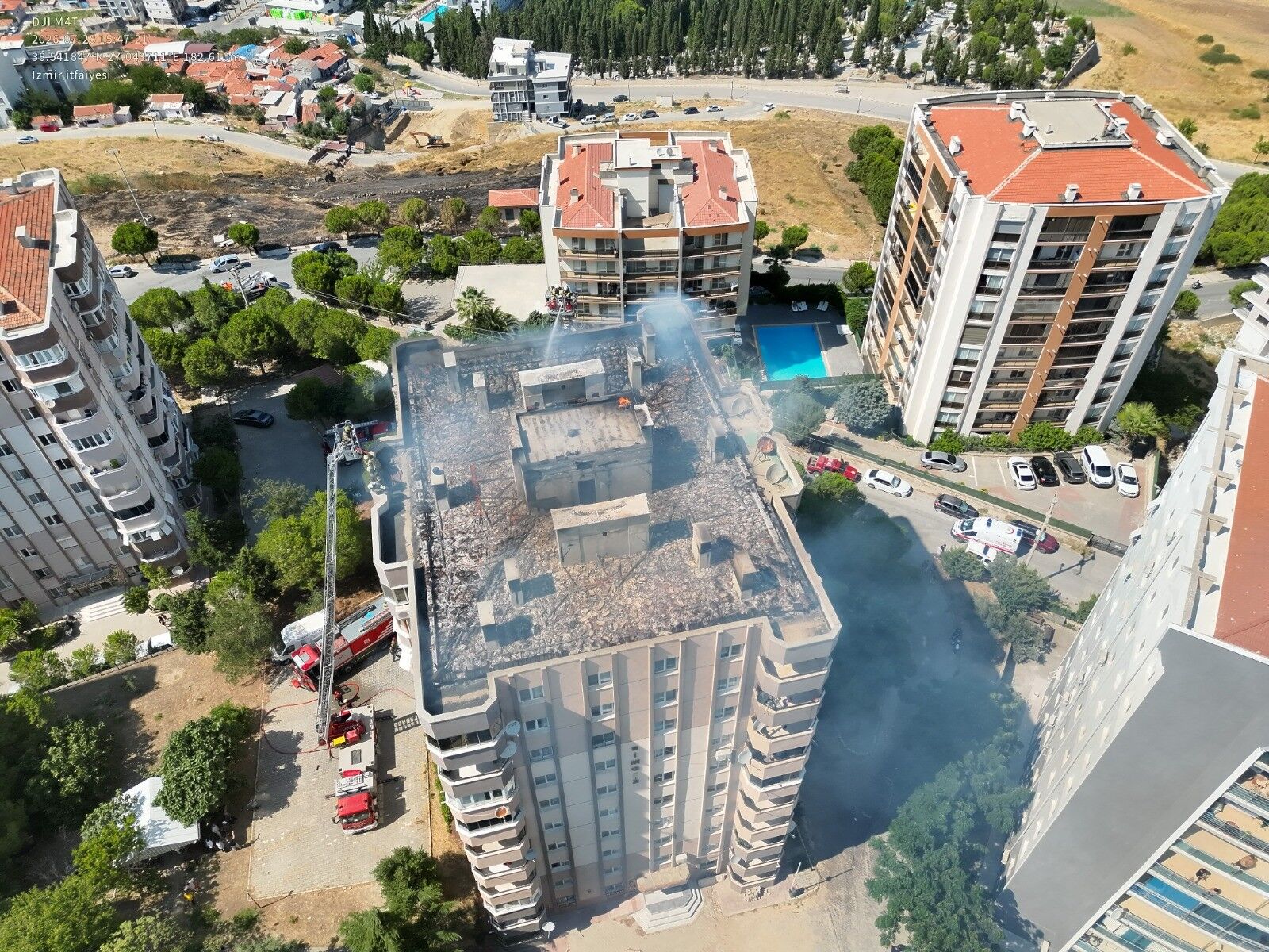 Çatı Yangınında Mahsur Kalan 3 Işçi Kurtarıldı (2)