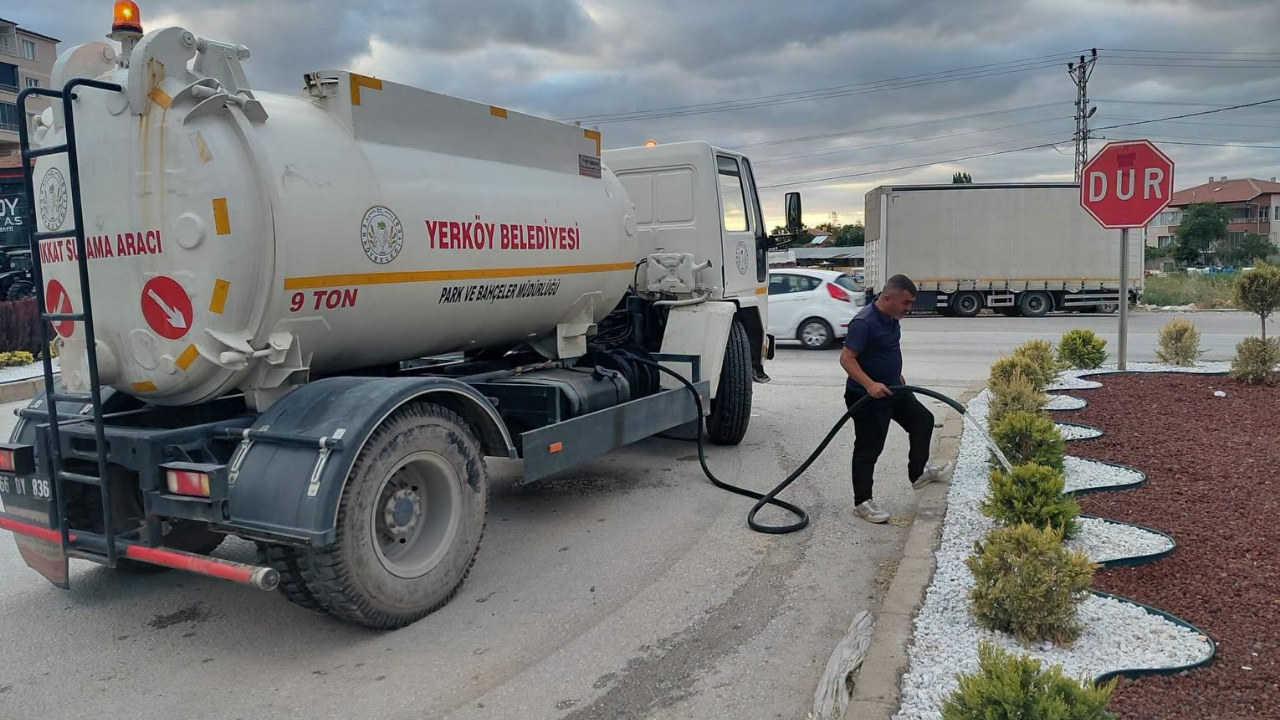 Yerköy'de Yeşil Alanlar Sulanıyor (1)