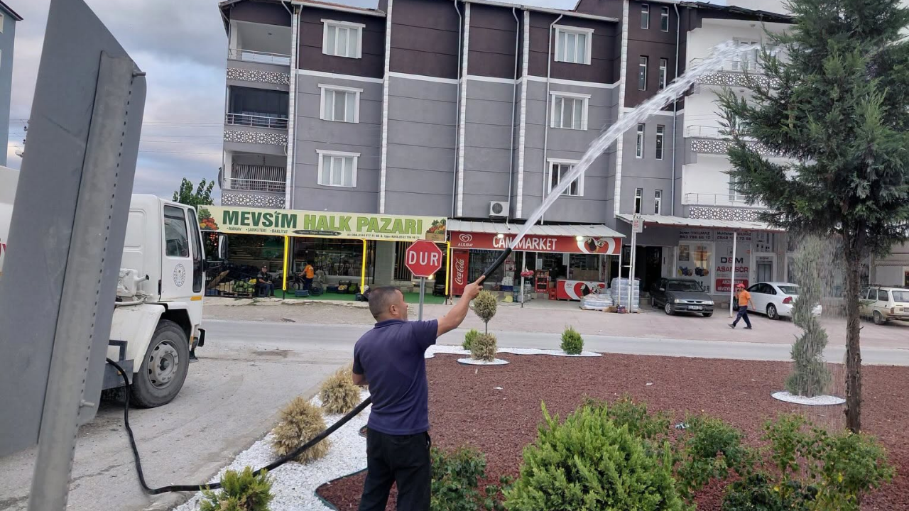 Yerköy'de Yeşil Alanlar Sulanıyor (3)