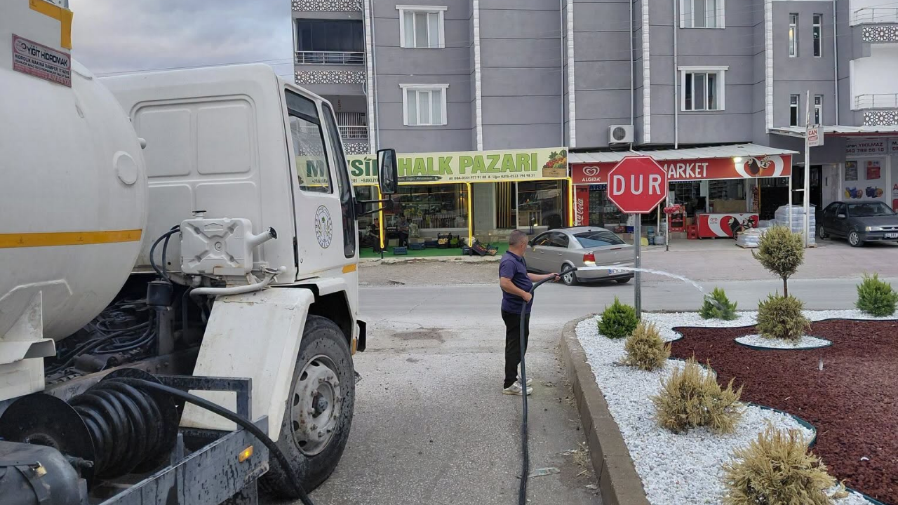 Yerköy'de Yeşil Alanlar Sulanıyor (4)