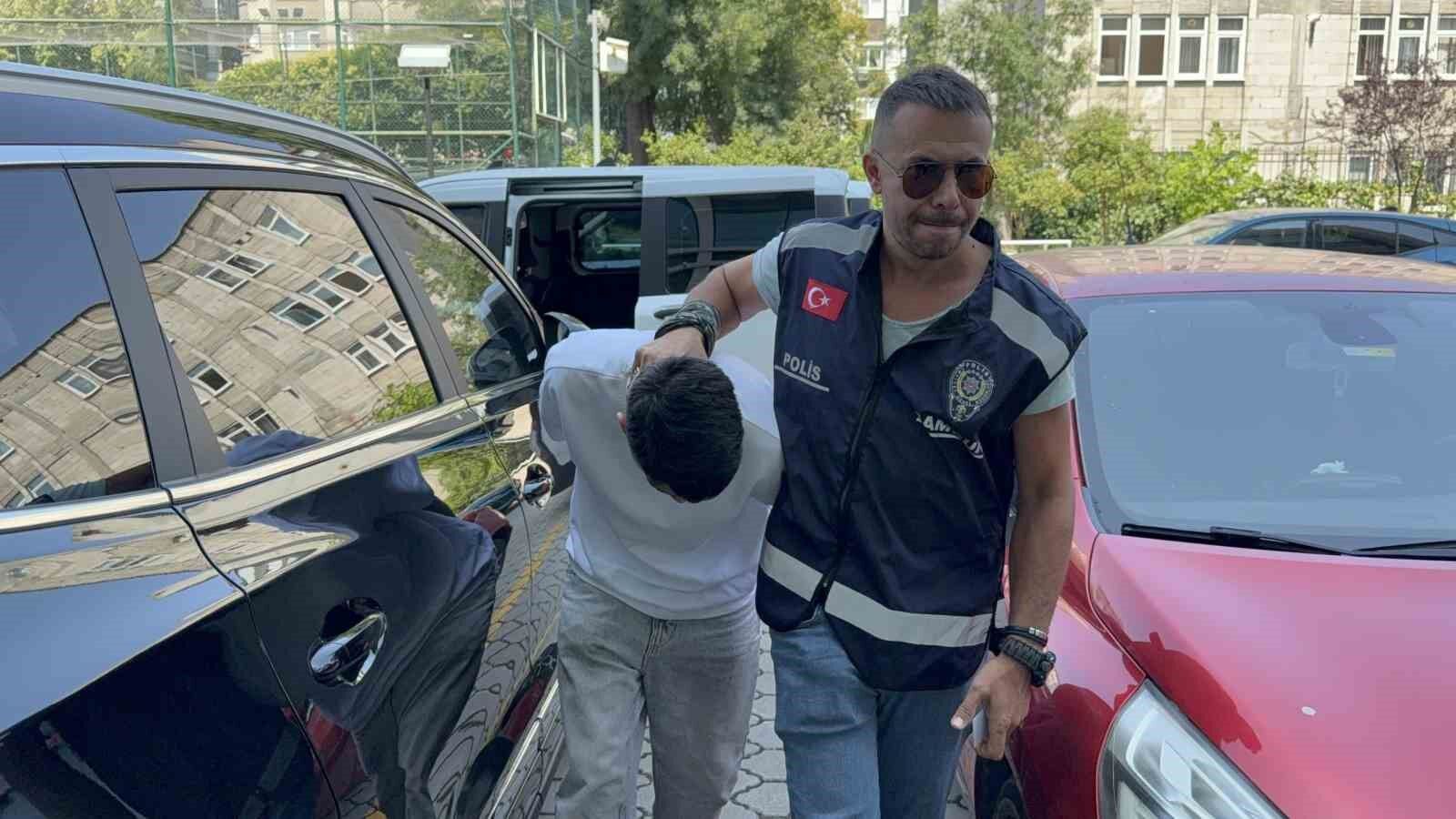 Kız Arkadaşının Kollarını Kızgın Kepçeyle Yaktı