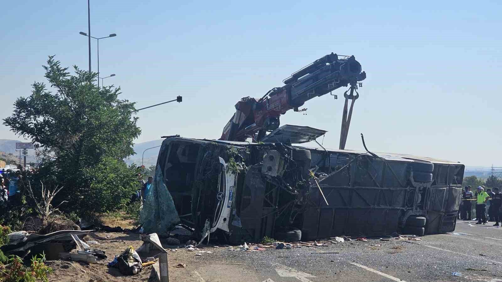 Yolcu Otobüsü Devrildi Çok Sayıda Yaralı Var