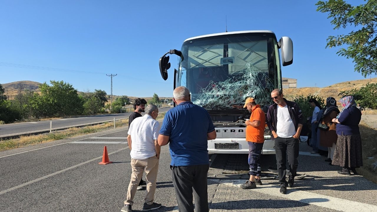Son Dakika Yozgat'ta Yolcu Otobüsü Traktöre Çarptı (4)