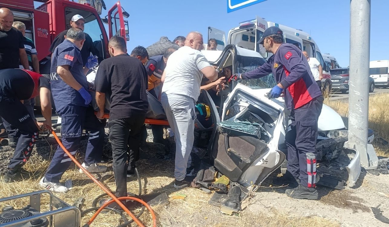 Trafik Levhasına Çarpan Otomobilde Can Pazarı 3 Yaralı (1)