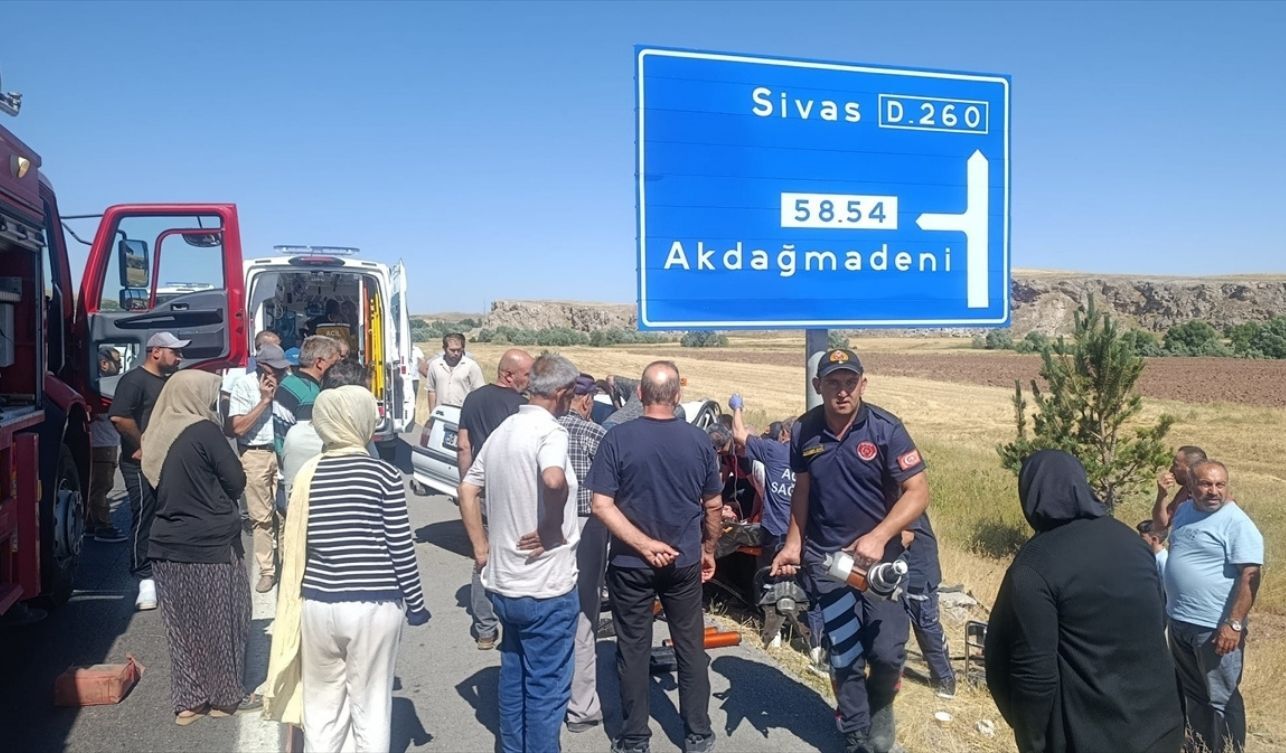 Trafik Levhasına Çarpan Otomobilde Can Pazarı 3 Yaralı (3)