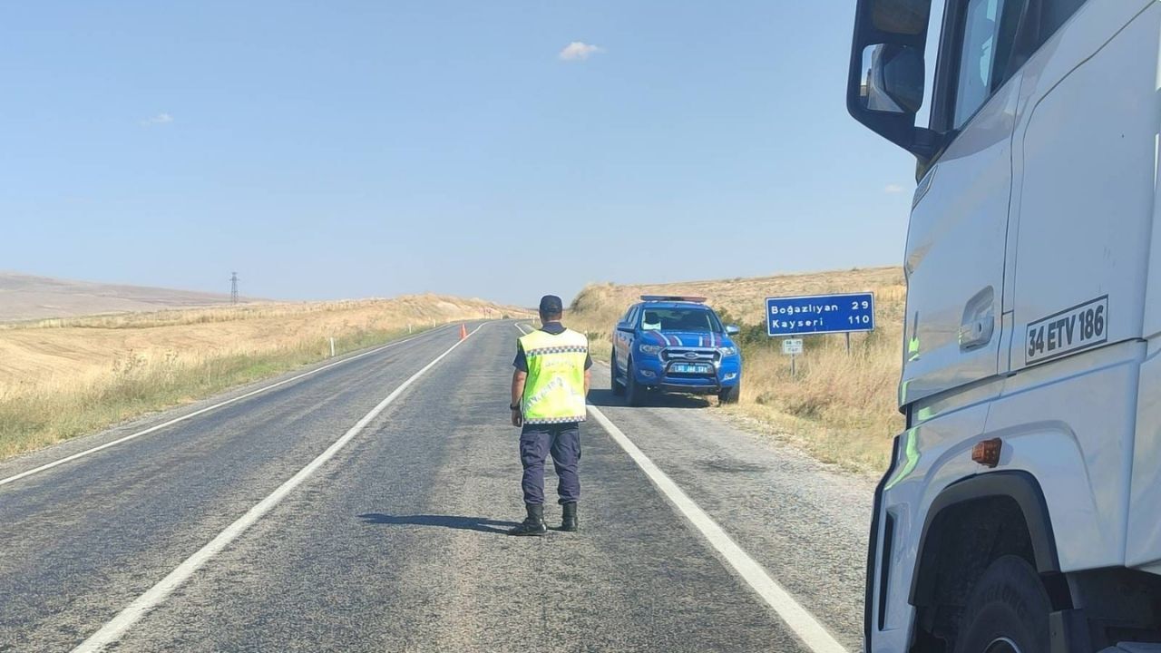Yozgat’ta Yolda Kalan Iki Sürücüye Jandarma Yetişti (2)