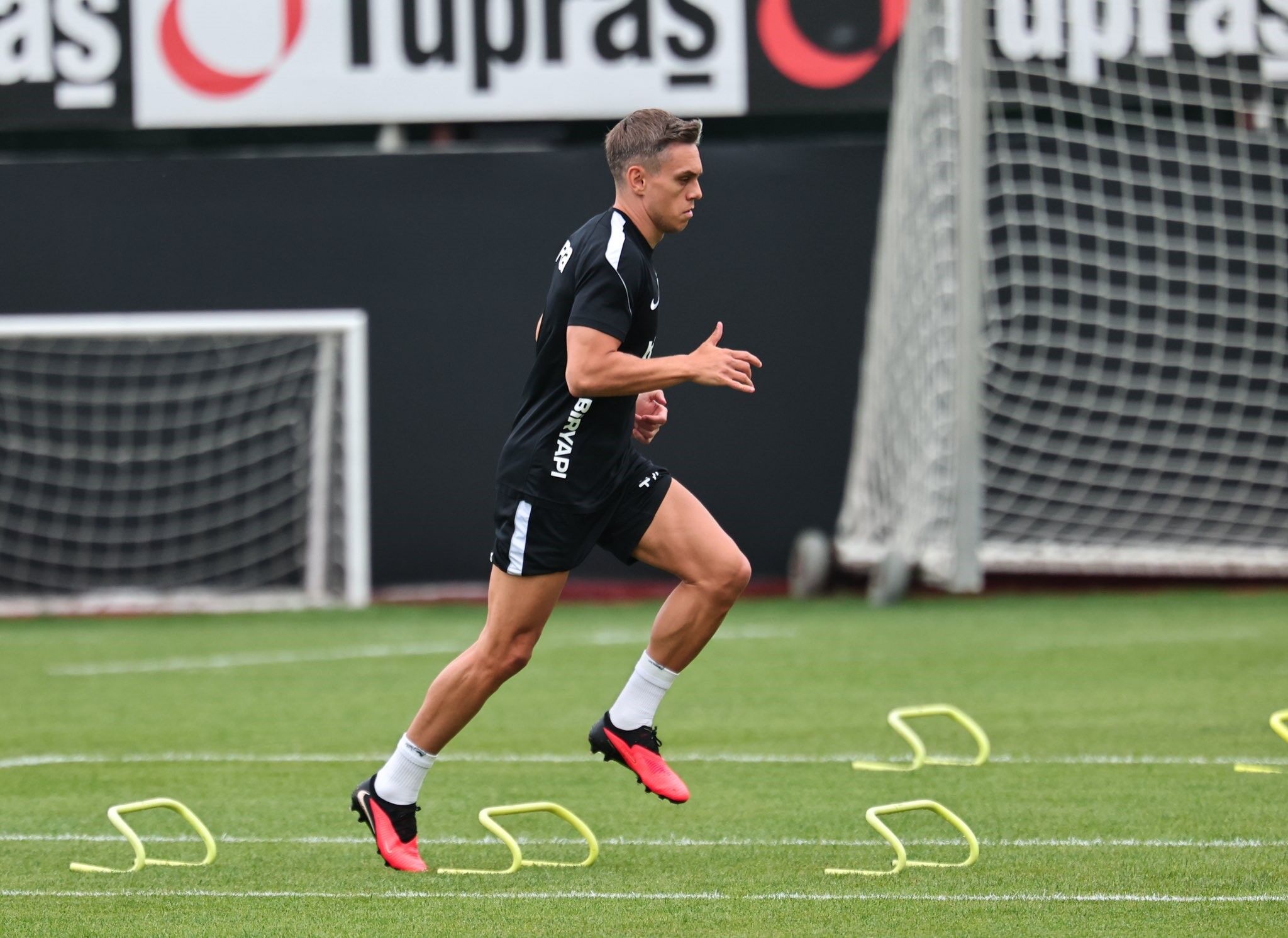 Beşiktaş, Hradec Kralove Maçının Hazırlıklarına Başladı (2)