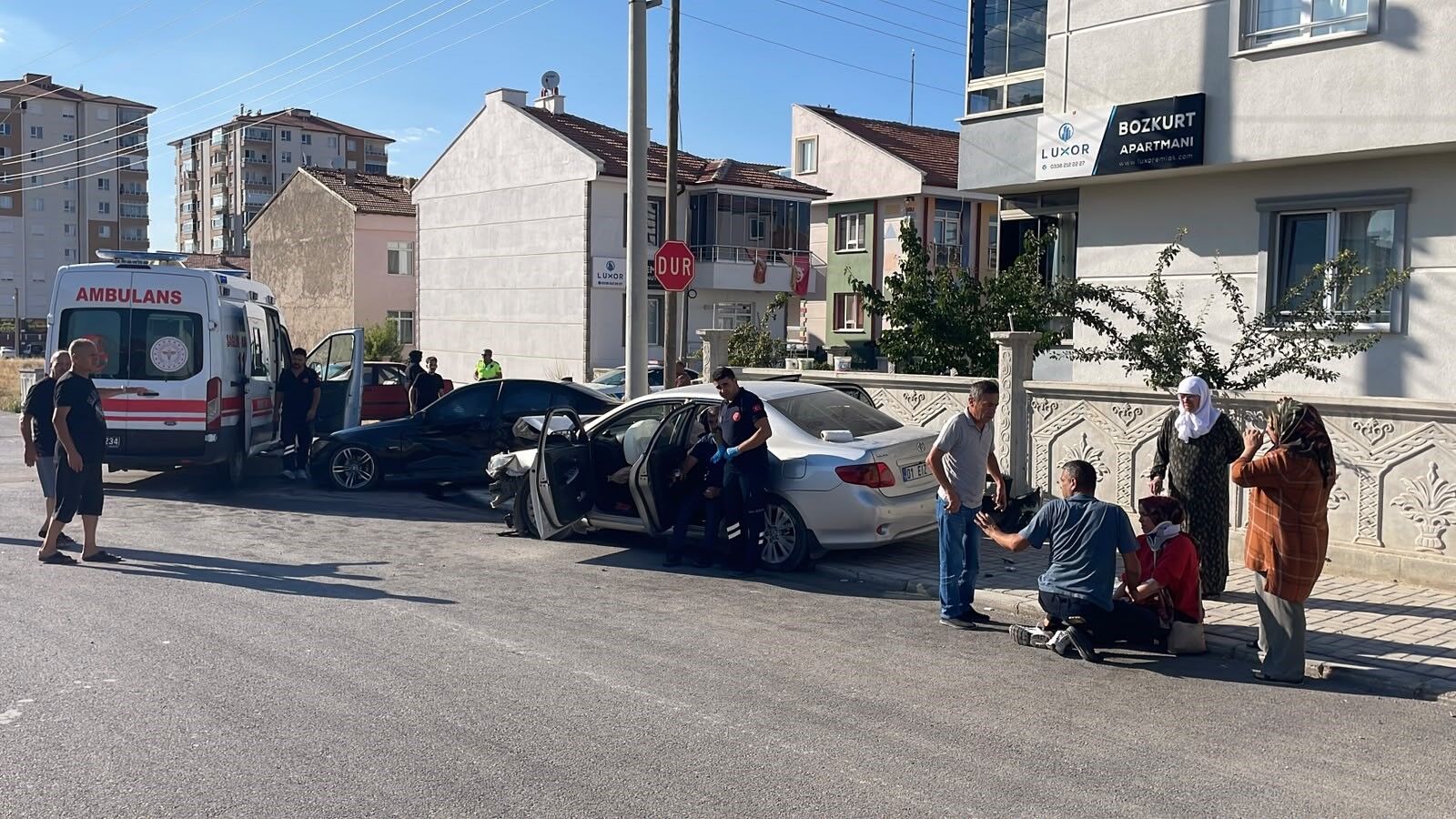 İki Otomobil Kavşakta Çarpıştı 5 Kişi Yaralandı (1)