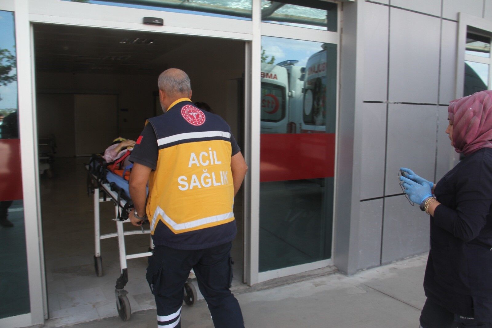Ticari Taksi Anne Ve Kızına Çarptı 2 Yaralı (2)