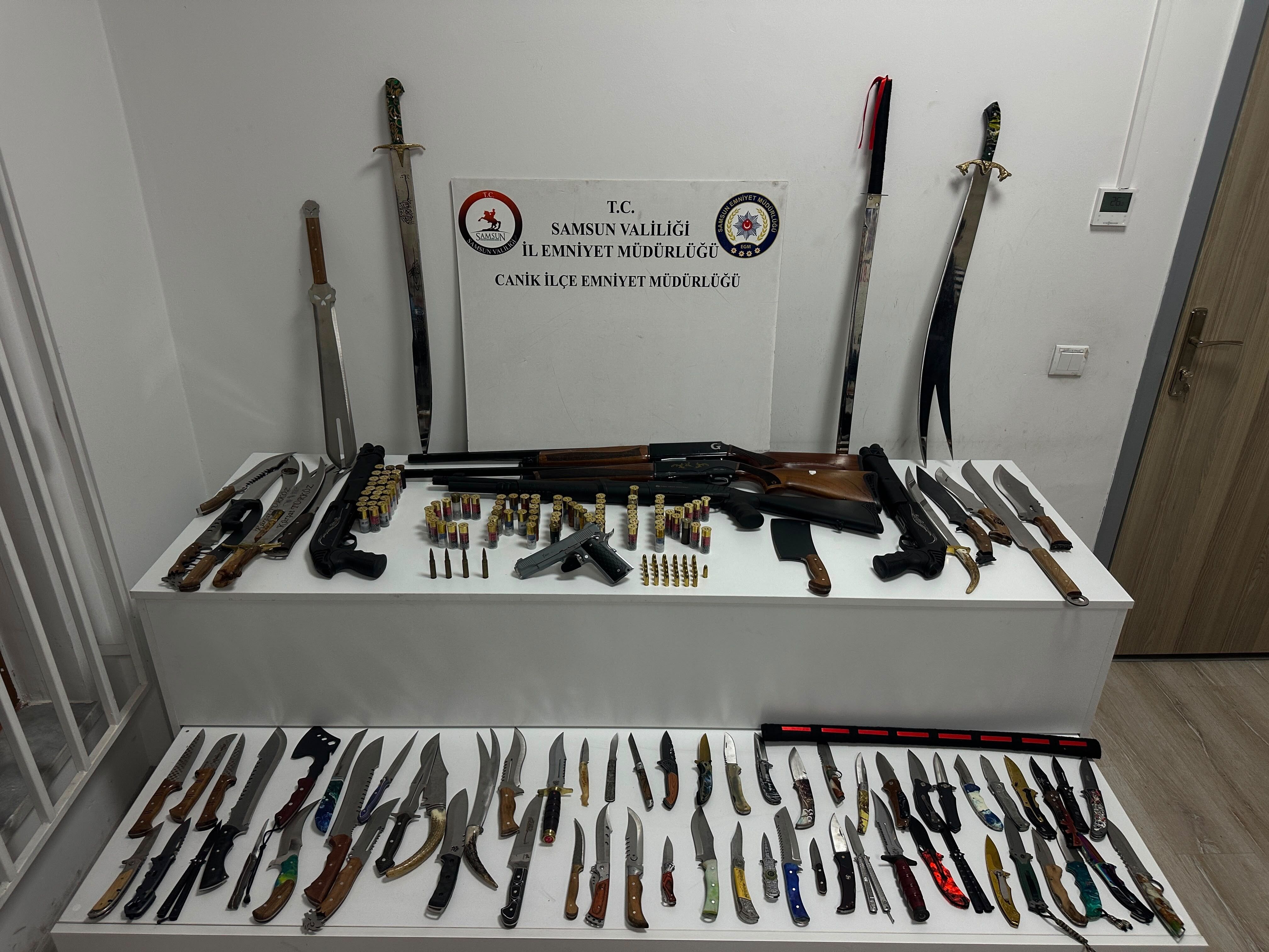 Bir Evden Çıkanlar Şaşırttı! 78 Bıçak, 5 Tüfek Ve Çok Sayıda Mühimmat