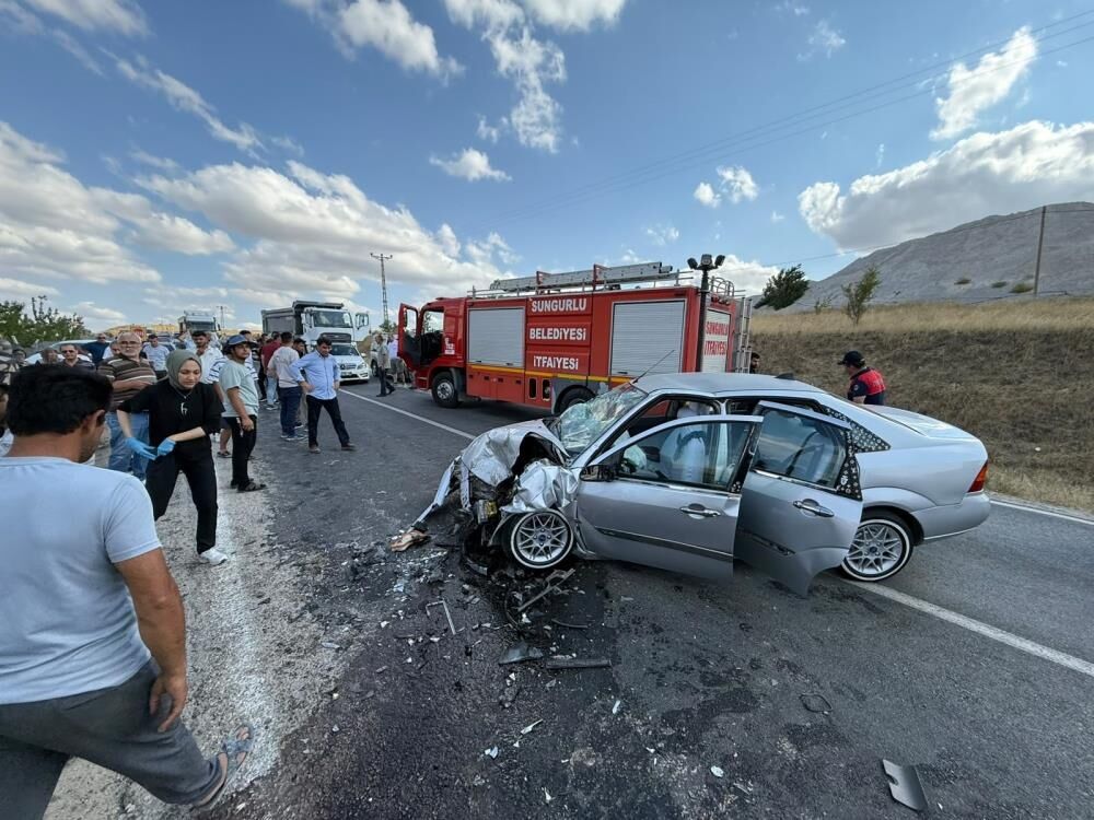 İki Otomobil Çarpıştı 7 Kişi Yaralandı (1)
