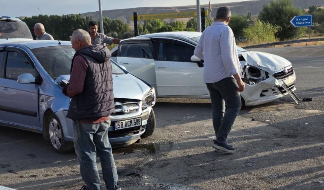 Üç Otomobil Çarpıştı 7 Yaralı (1)