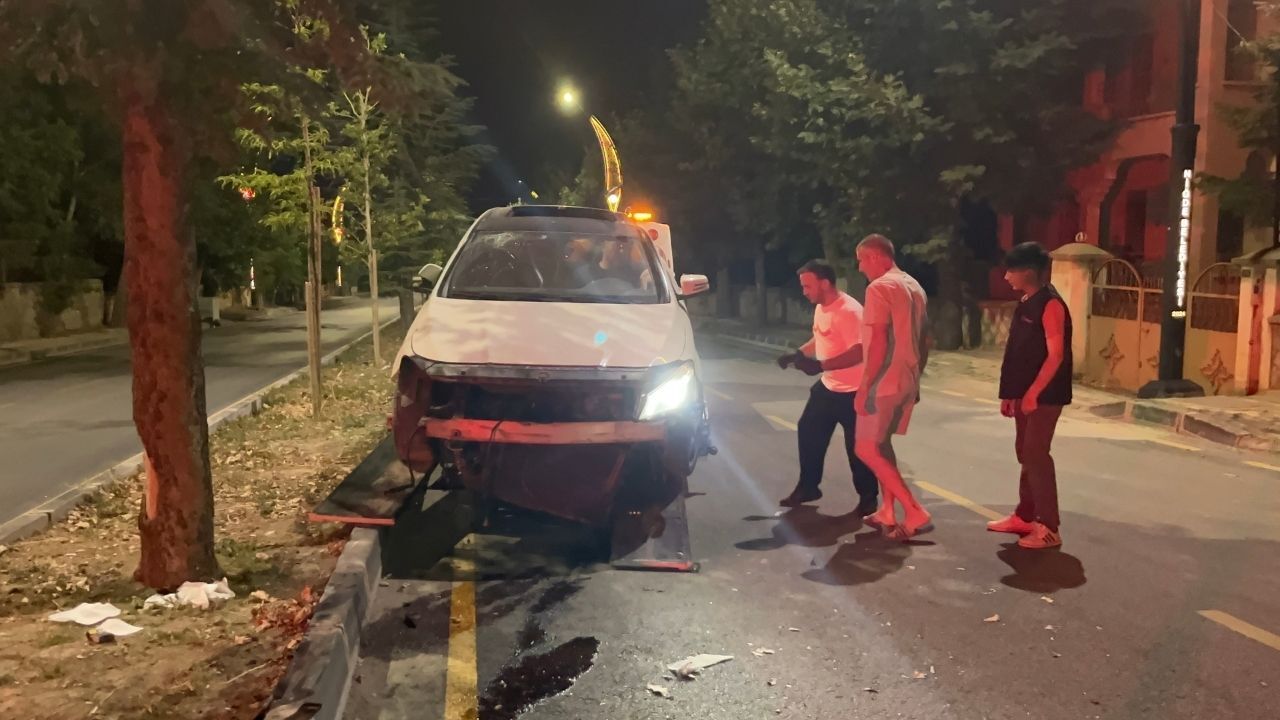 Otomobil Refüjdeki Ağaçlara Çarptı 2 Yaralı (2)