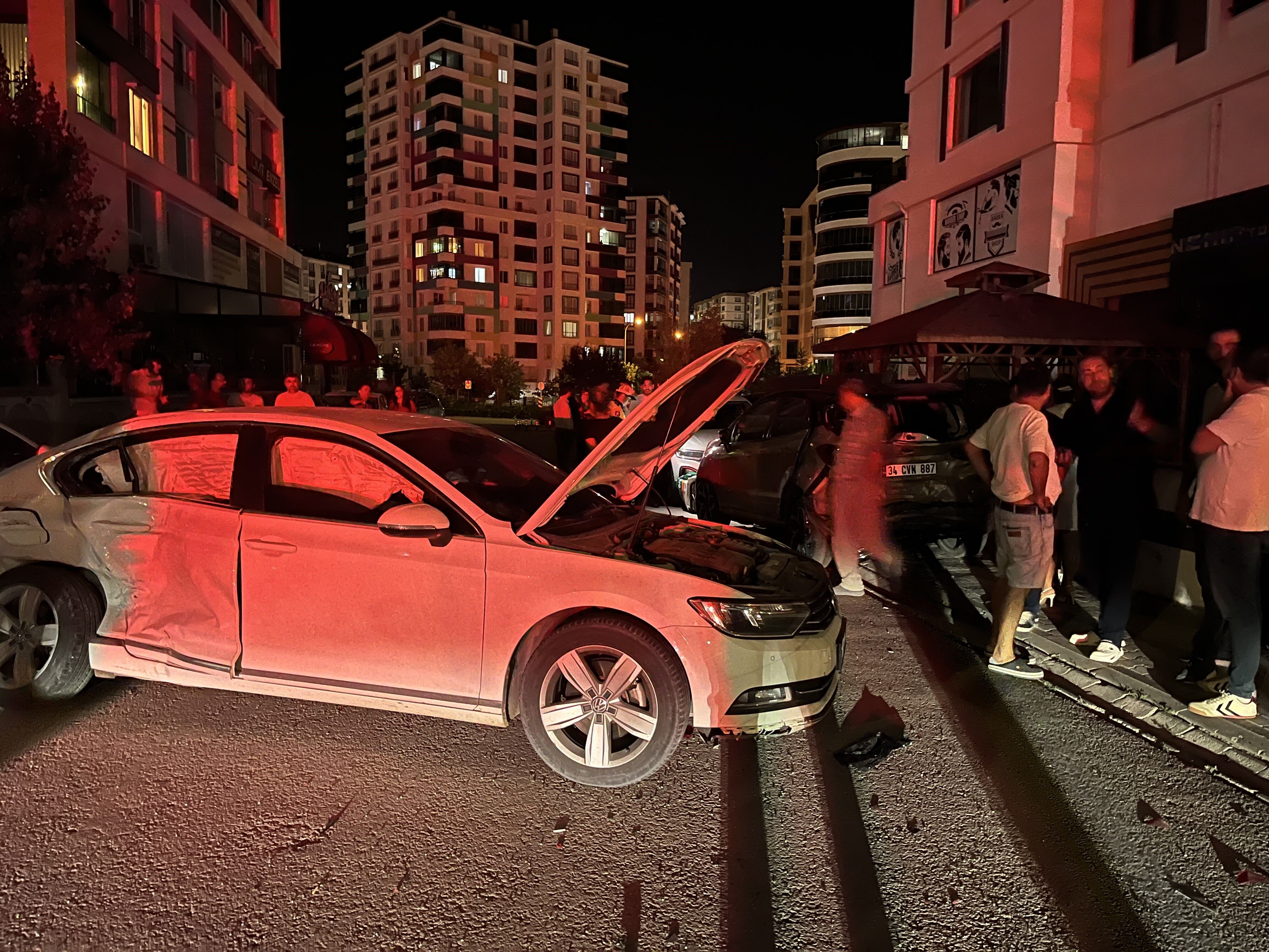 5 Araca Hasar Veren Sürücü Olay Yerinden Kaçtı (1)