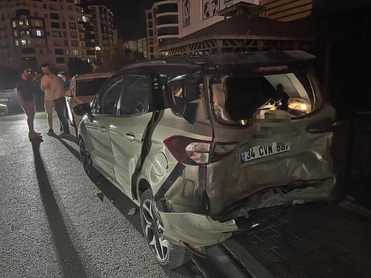 5 Araca Hasar Veren Sürücü Olay Yerinden Kaçtı (3)