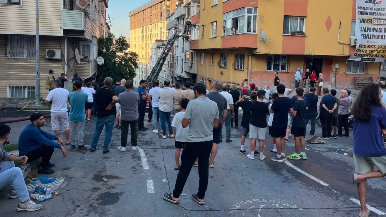 Çatı Katı Alevlere Teslim Oldu 1 Kişi Hayatını Kaybetti! (2)
