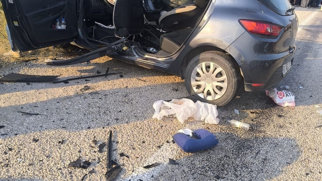 Feci Çarpışma İki Otomobil Birbirine Girdi, 1 Ölü 6 Yaralı! (1)
