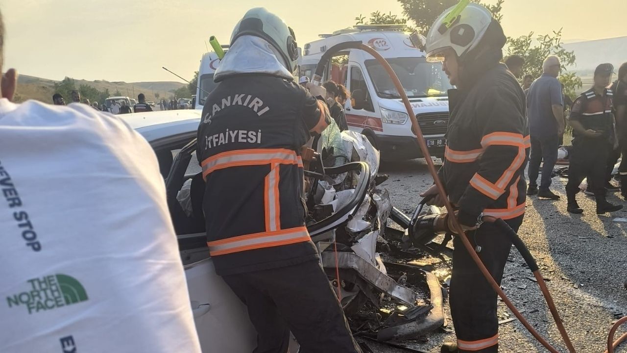 Feci Çarpışma İki Otomobil Birbirine Girdi, 1 Ölü 6 Yaralı! (3)