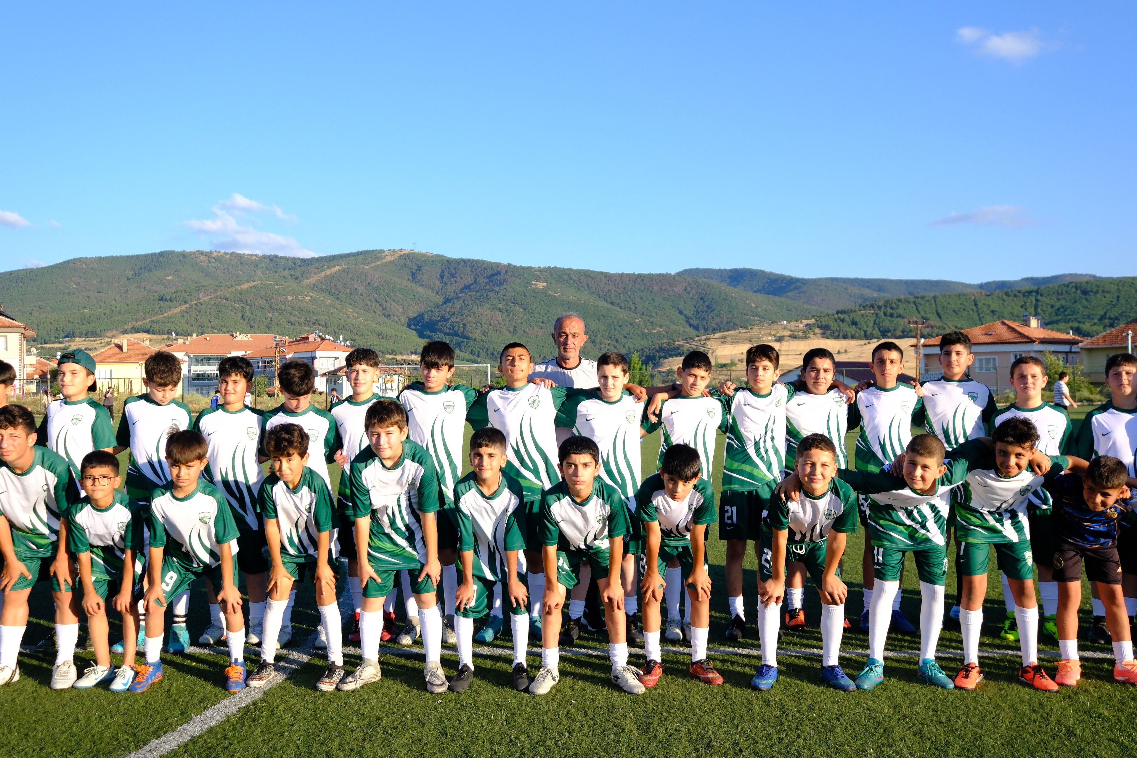 Akdağmadeni’nde Yaz Futbol Okulu’ndaki 60 Gence Malzeme Desteği (2)