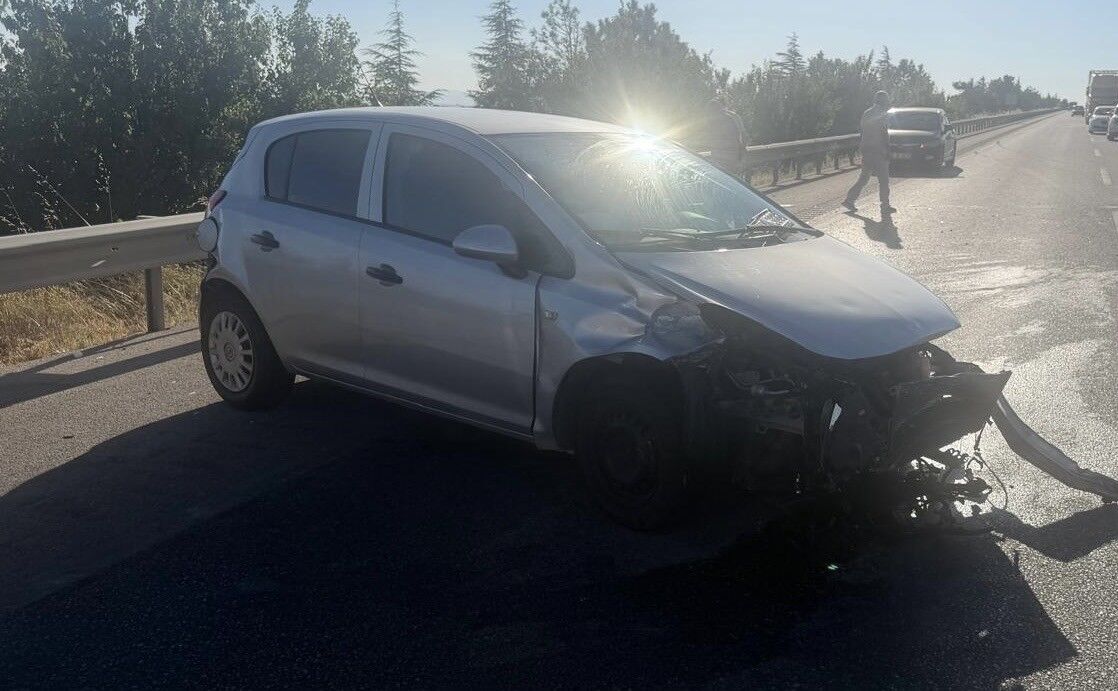 Lastiği Patladı, Bariyerlere Çarptı! 1’I Çocuk 3 Yaralı (2)
