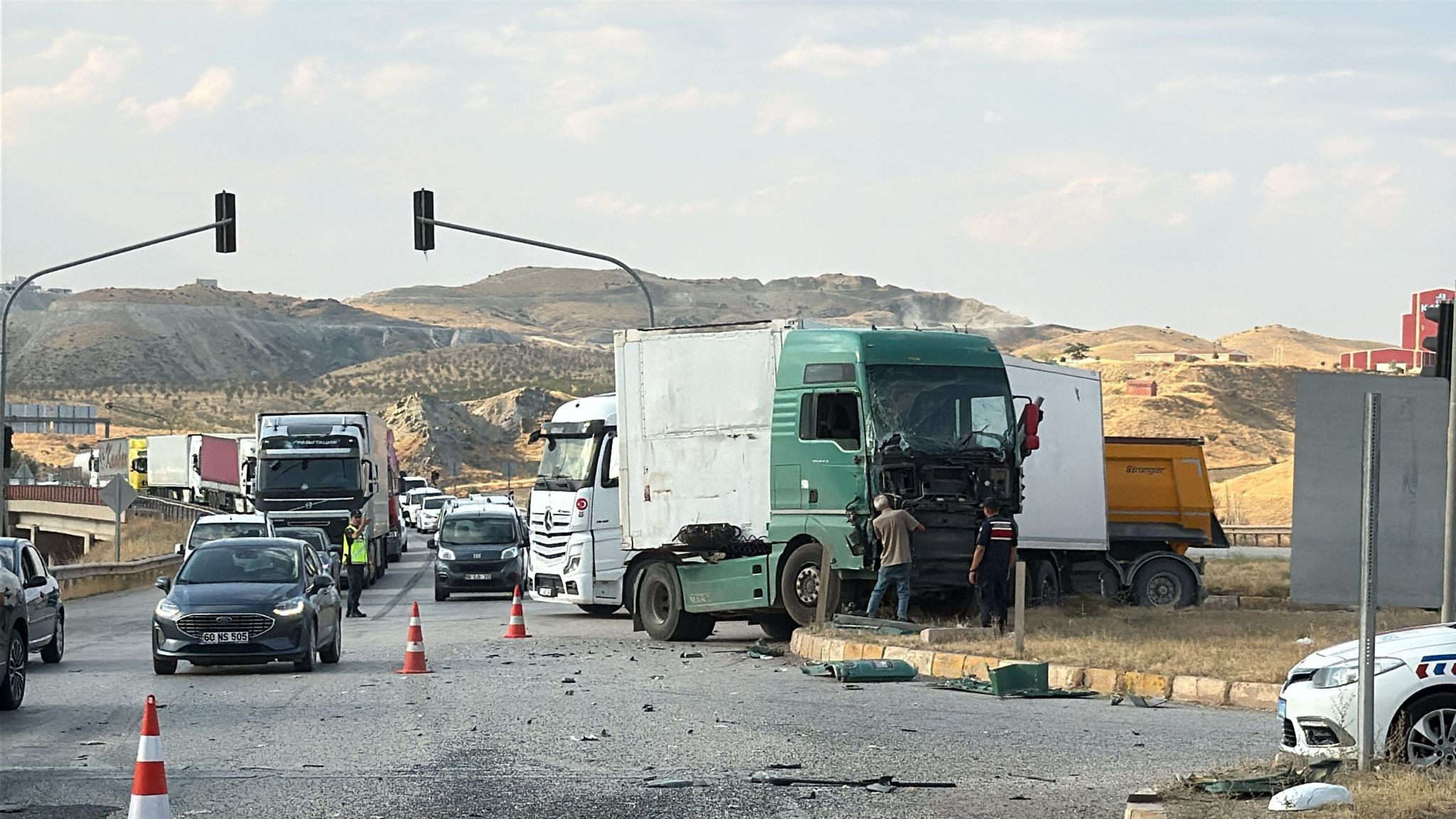 Yolcu Otobüsü Ve Iki Tır Çarpıştı 1 Yaralı (2)