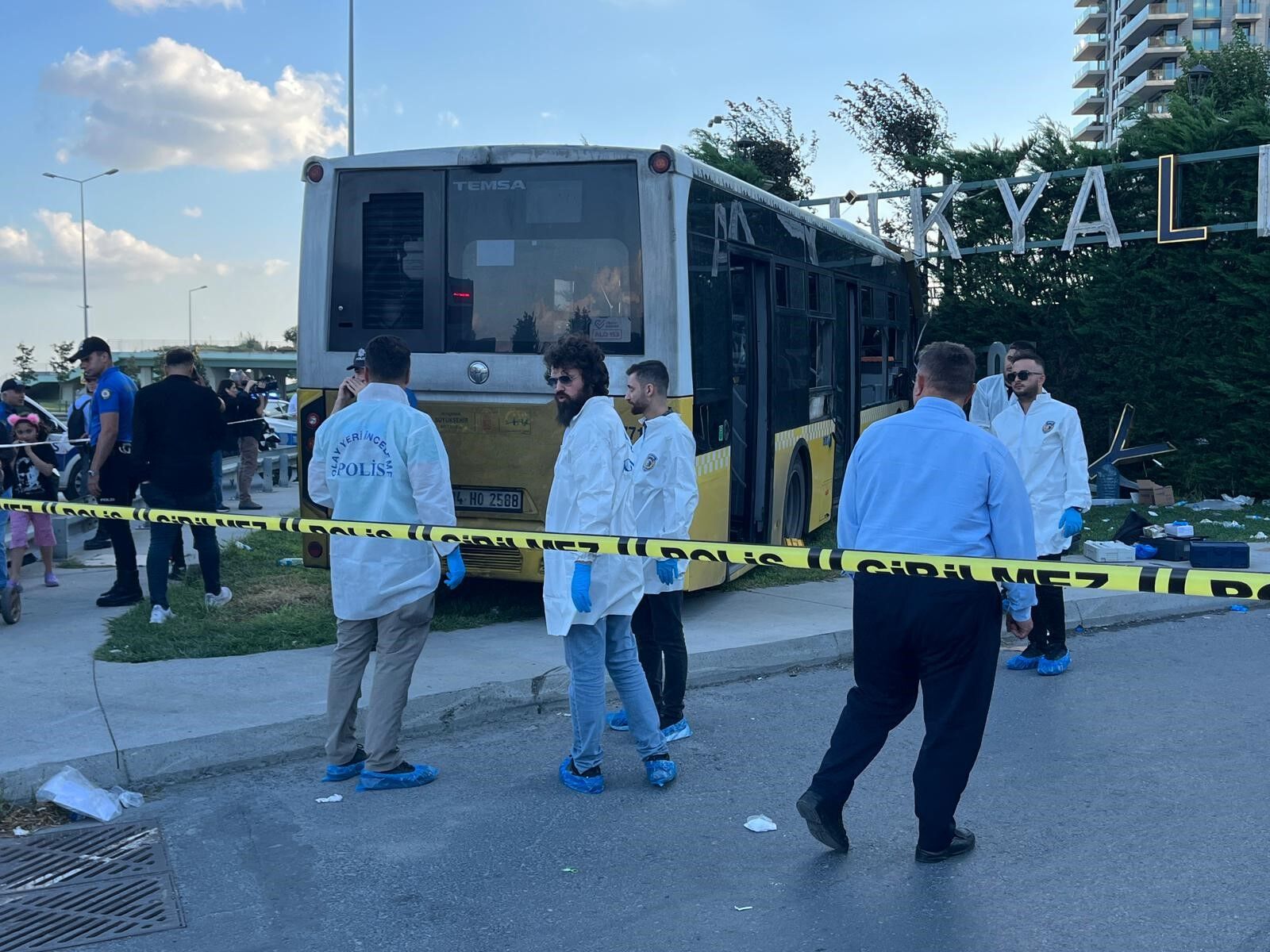 İett Otobüsü Site Duvarına Çarptı 1 Ölü, 17 Yaralı (1)