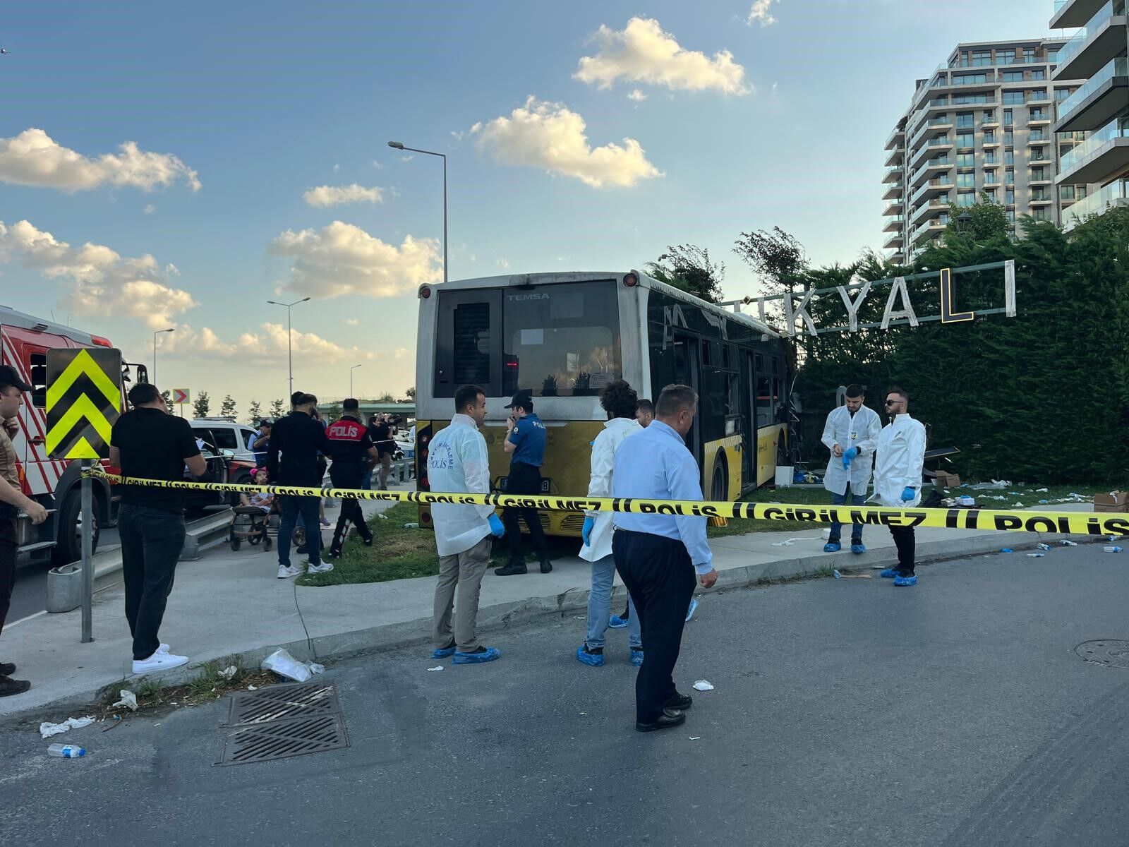 İett Otobüsü Site Duvarına Çarptı 1 Ölü, 17 Yaralı (3)