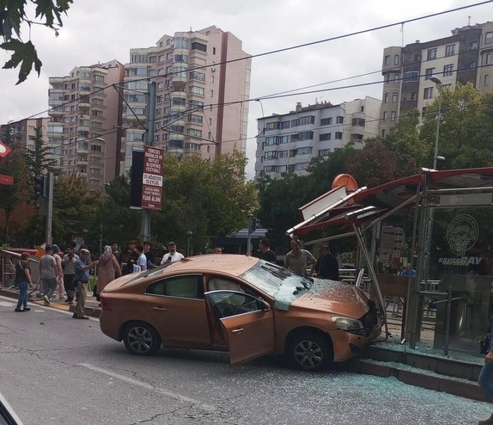 Durağı Savaş Alanına Çevirdi! Bekleyenler Kıl Payı Kurtuldu (1)