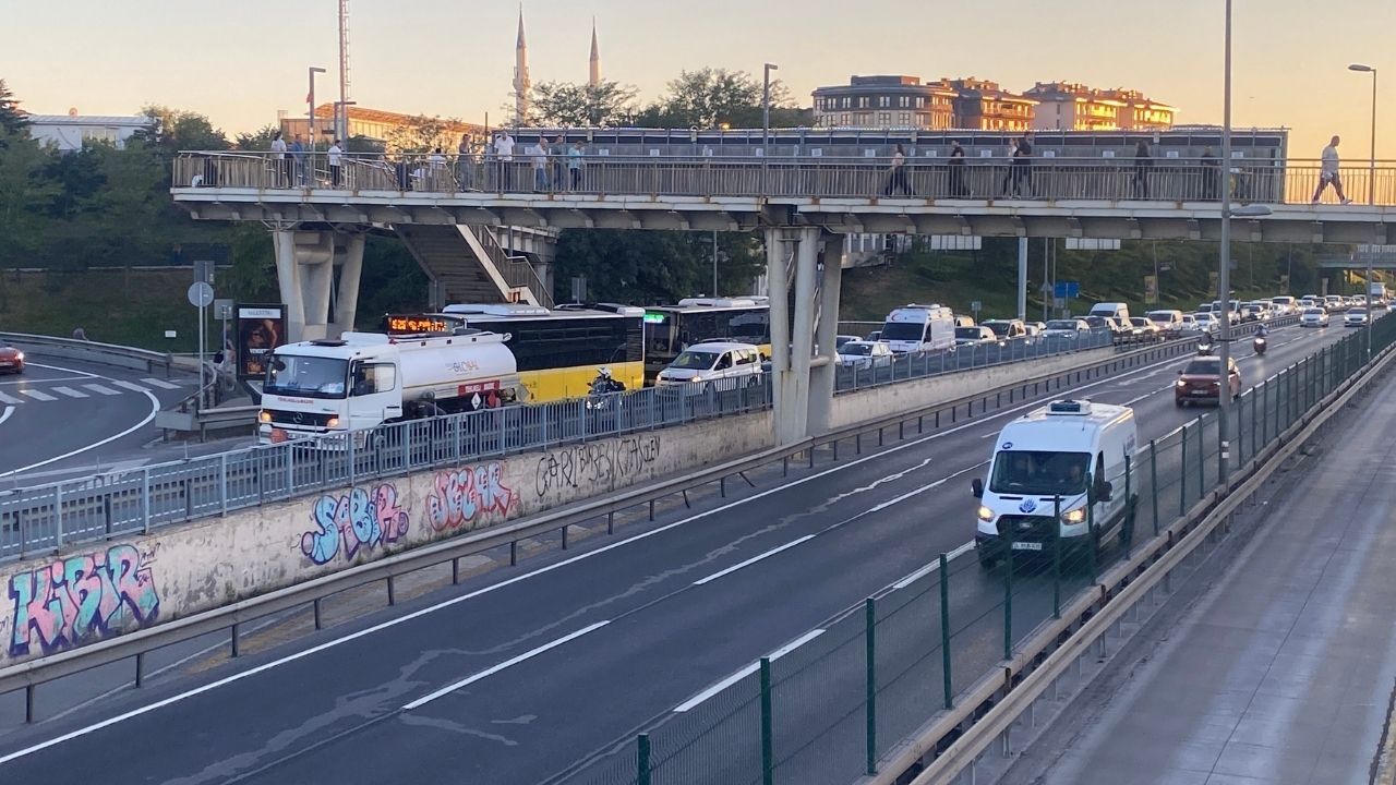 Arızalanan Tanker Trafiği Kilitledi (1)