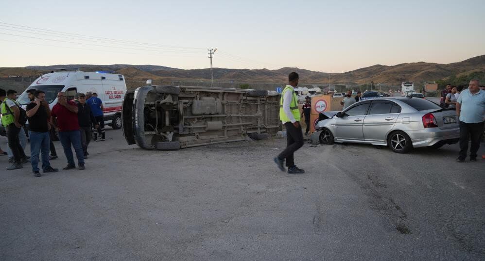 Feci Kaza İşçi Servisi Ile Otomobil Çarpıştı, 14 Yaralı (2)