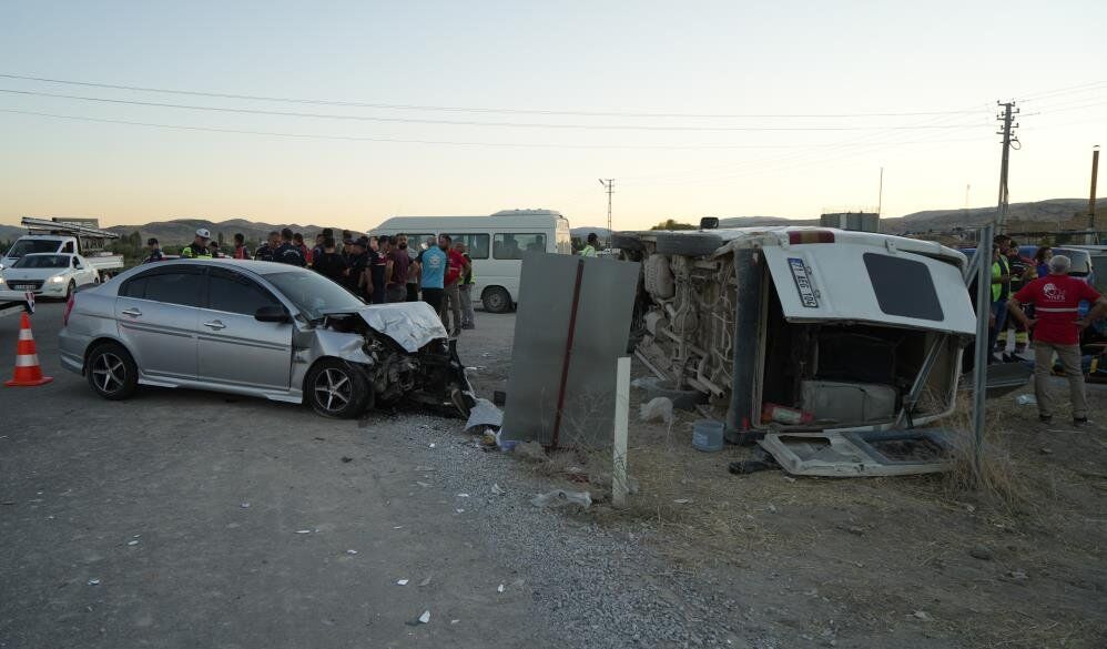 Feci Kaza İşçi Servisi Ile Otomobil Çarpıştı, 14 Yaralı (3)