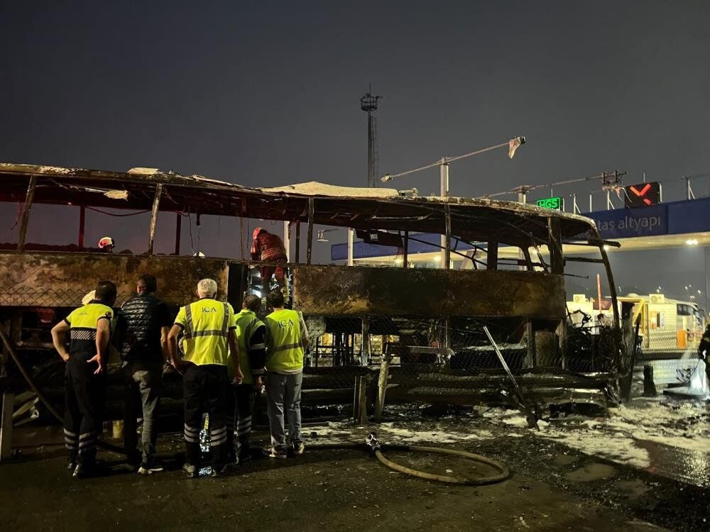 Bariyerlere Çarpan Otobüs Alev Alev Yandı (2)