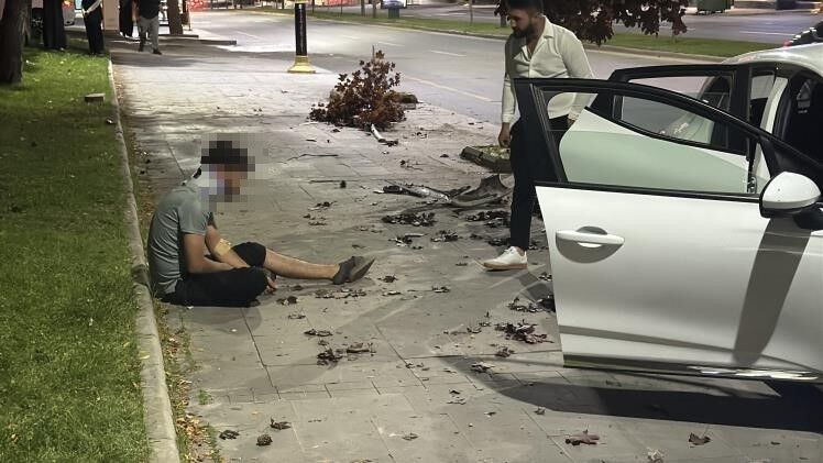 Kontrolden Çıkan Otomobil Aydınlatma Direğine Saplandı! (2)