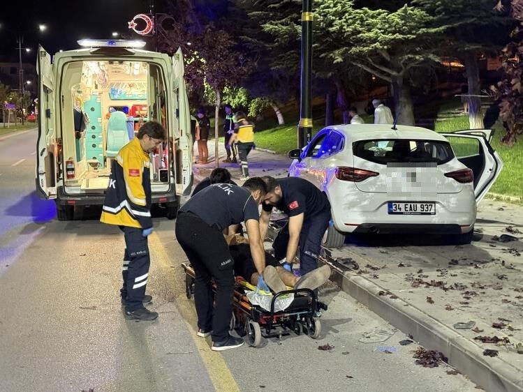 Kontrolden Çıkan Otomobil Aydınlatma Direğine Saplandı! (3)