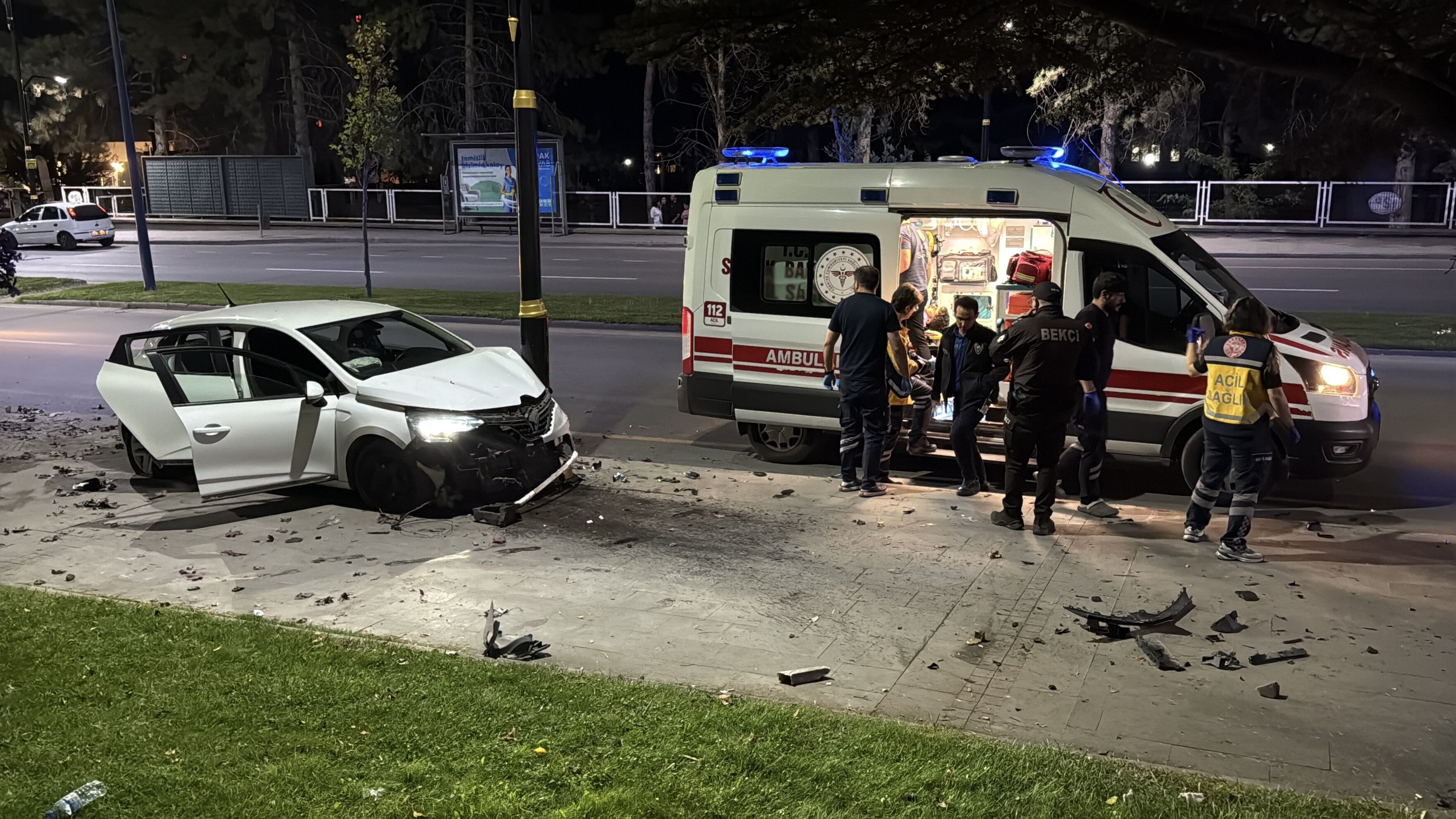 Kontrolden Çıkan Otomobil Aydınlatma Direğine Saplandı! (5)