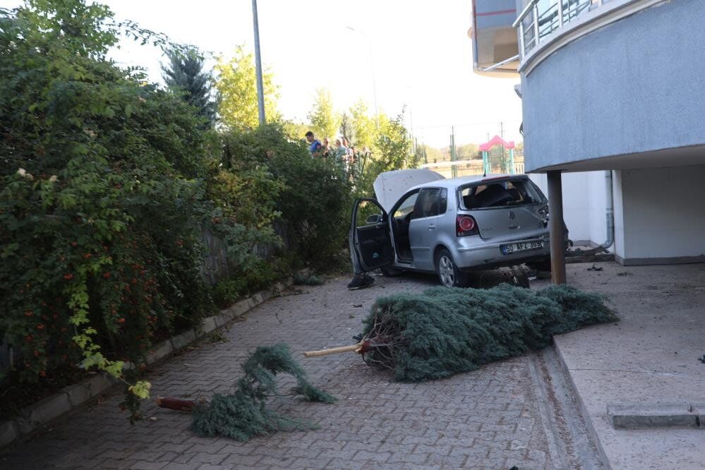 Otomobil Apartmanın Bahçesine Uçtu 1 Kişi Yaralandı (1)