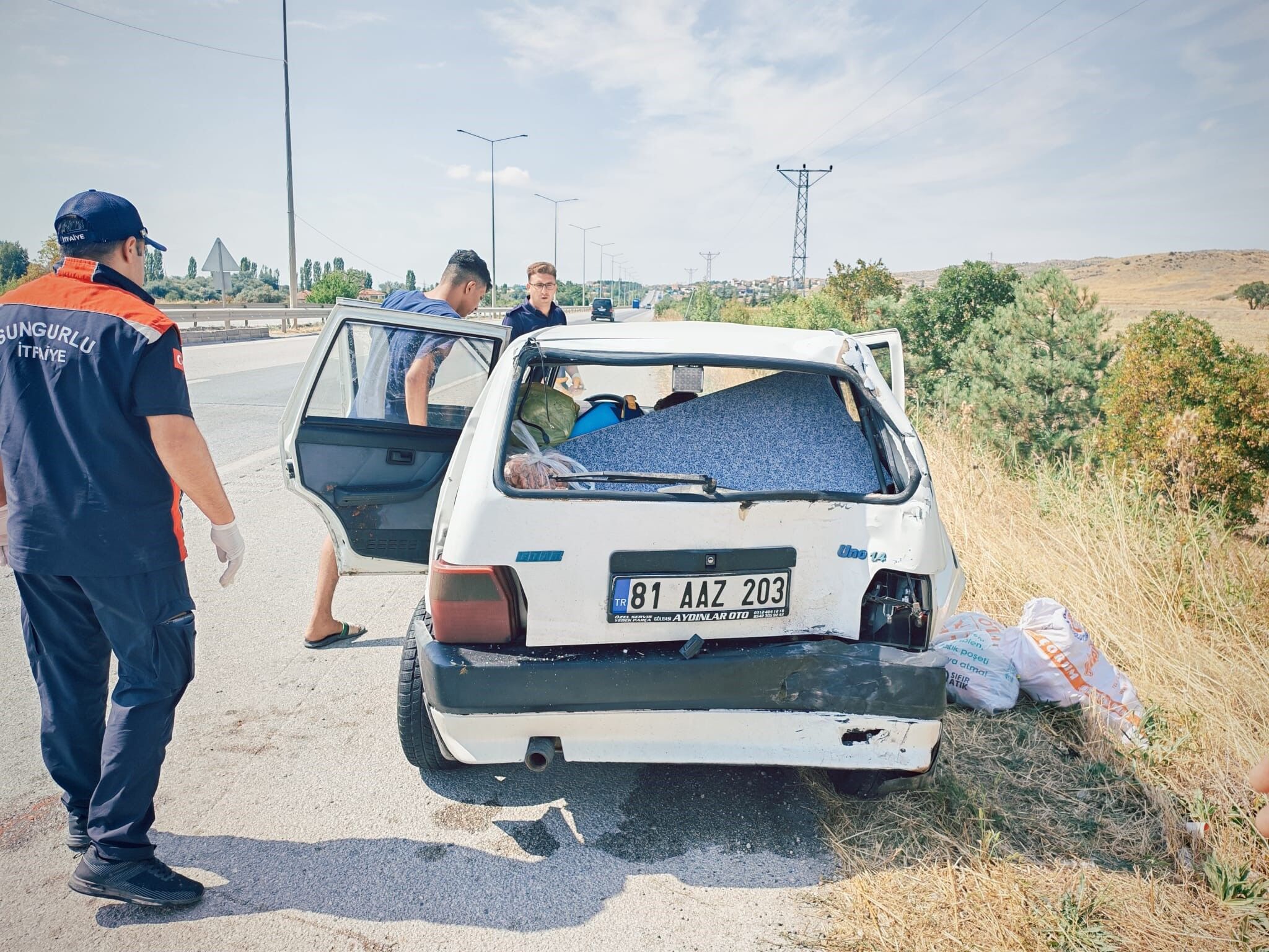 Hafif Ticari Araç Ile Otomobil Çarpıştı 3 Yaralı (1)