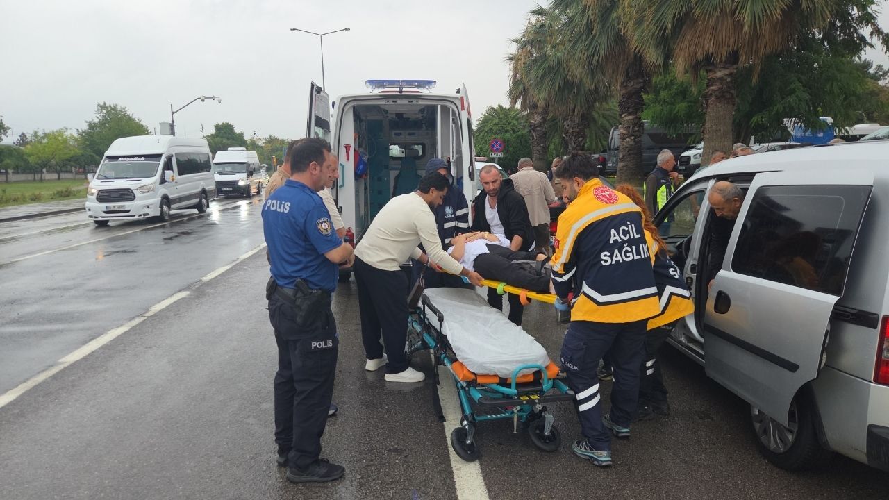 Motosiklet yayaya çarptı: 2 kişi yaralandı