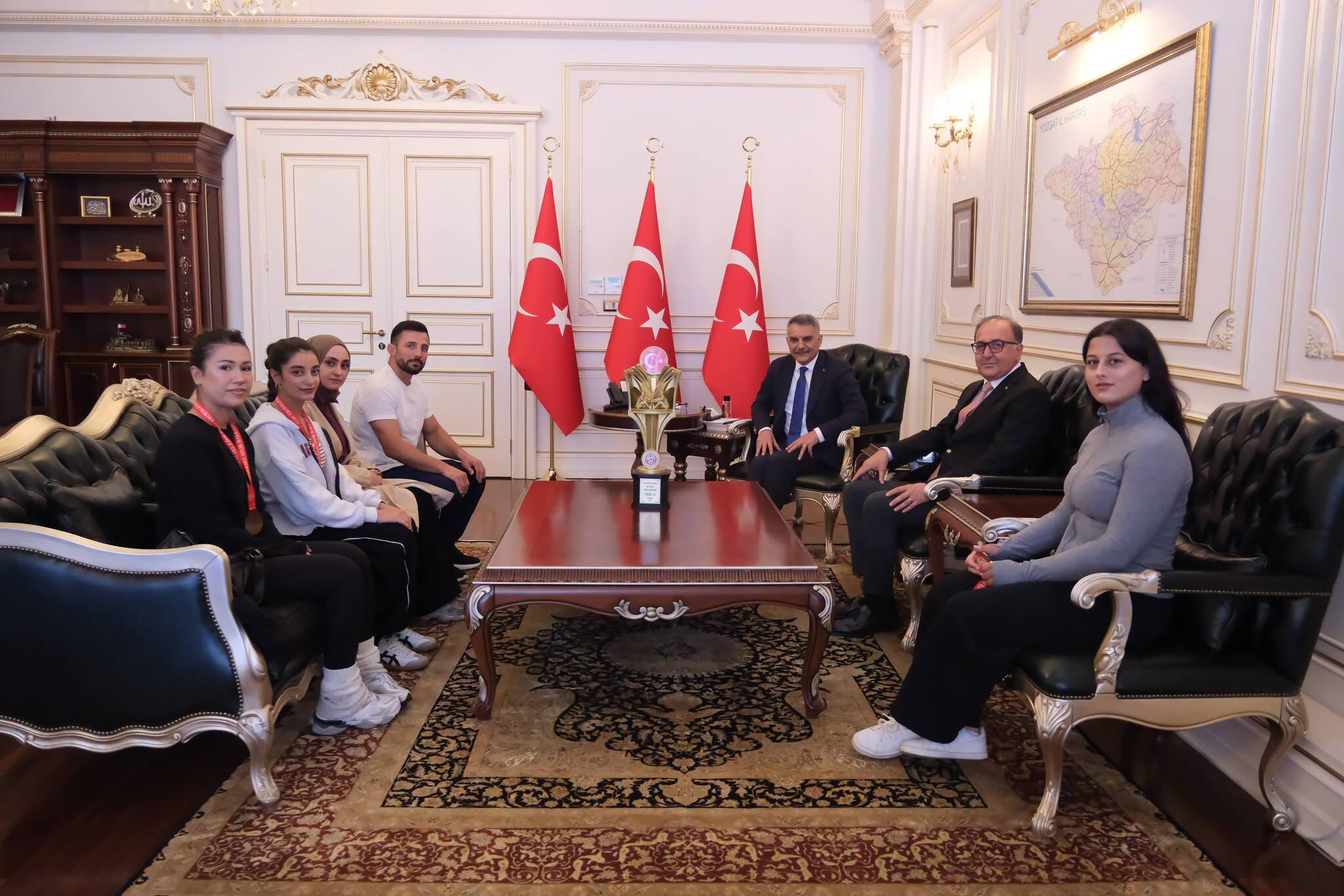 Yozgat Valisi Özkan, Türkiye şampiyonu Mas Güreş Takımı’nı ağırladı