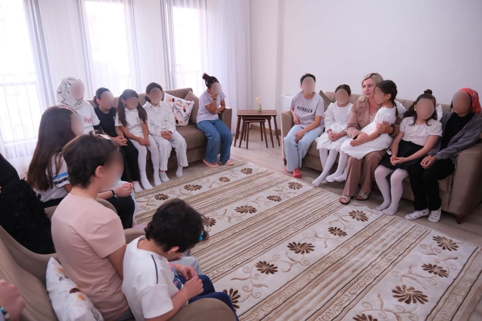 Arzu Özkan, Çocuklarla Bir Araya Geldi (3)