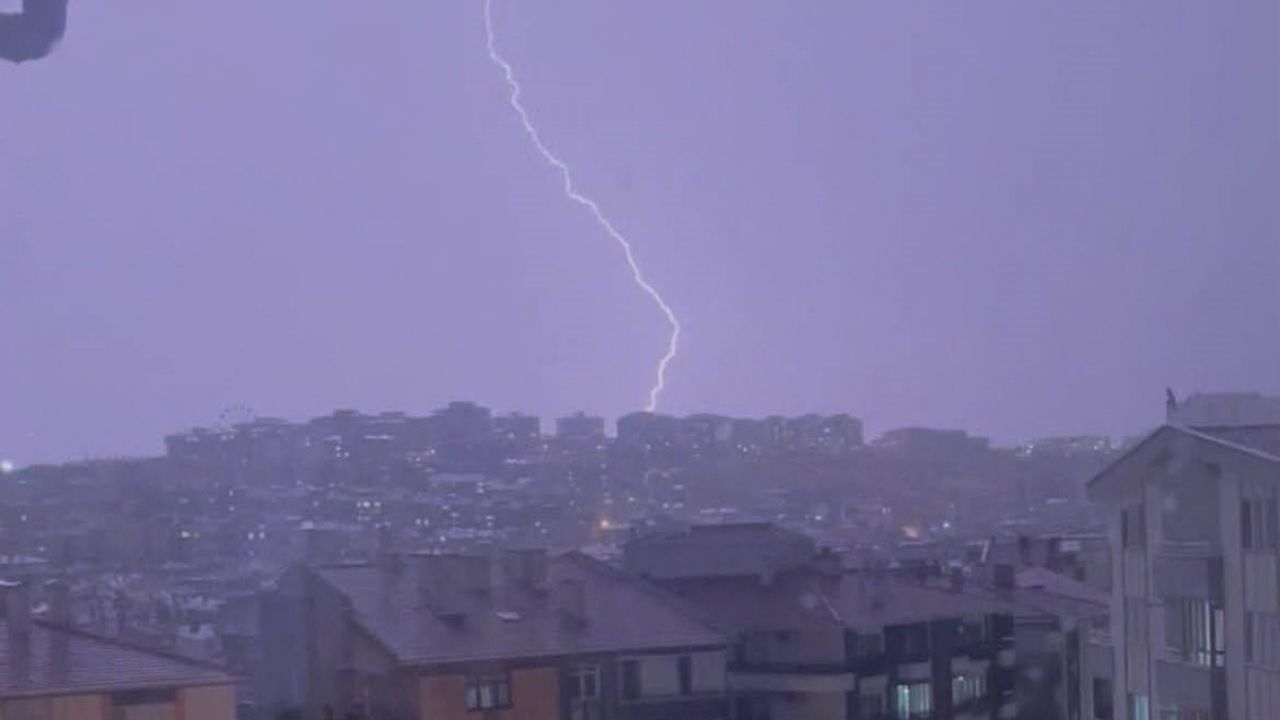 Başkentte Sağanak Etkili Oldu! Sokaklar Göle Döndü (2)