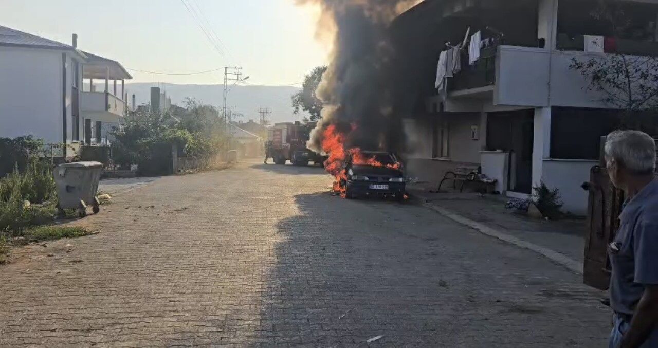 Otomobilde Başlayan Yangın Binaya Sıçradı! (2)