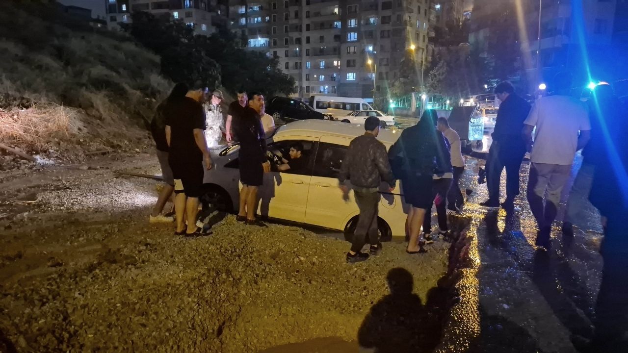 Yollar Çöktü (1)