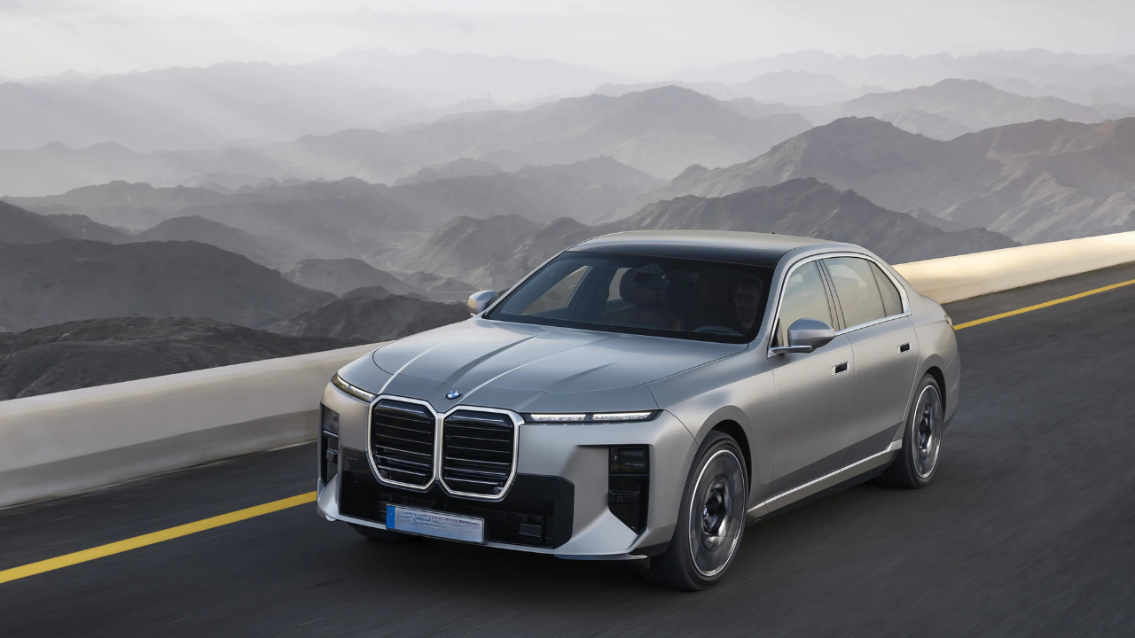 BMW 7 serisi Türkiye'de satışta: Fiyatı dudak uçuklattı
