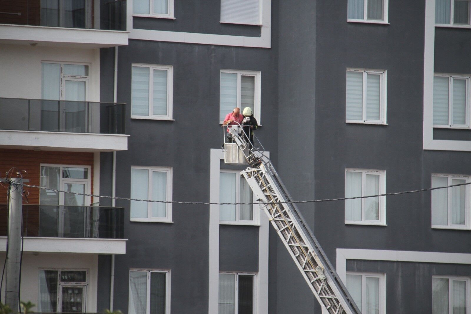 Alev Alev Yanan Çatıda Can Pazarı! (3)