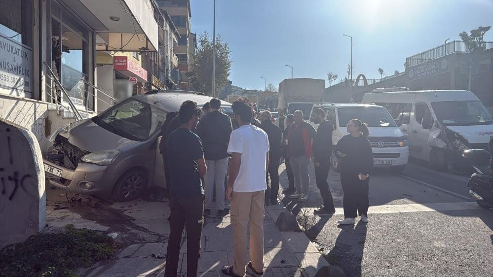 Çarpışma Anı Kamerada Araç Kaldırıma Savruldu (1)