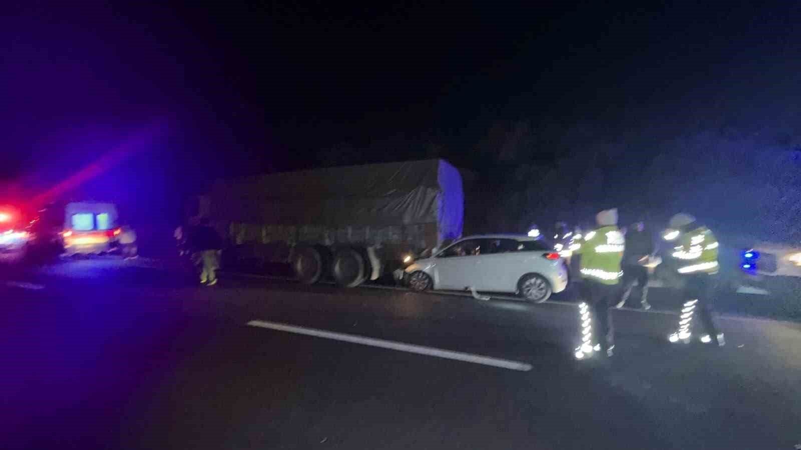 Feci Kaza Kamyon Ile Otomobil Çarpıştı, 1 Ölü, 2 Yaralı (1)